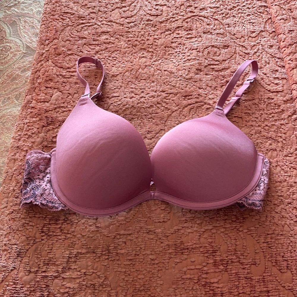 Beautiful bra in pristine condition.